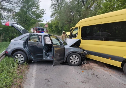 Poważny wypadek w Konopnicy. Bus zderzył się z samochodem. Do szpitali trafiło 21 osób