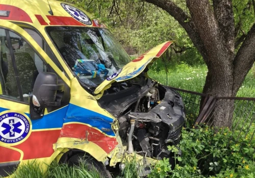Zablokowana ul. Lipska w Zamościu. Zderzenie Renaulta z karetką pogotowia