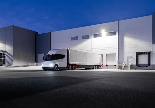 Tesla Semi: 822 kWh zamiast 900, ale zasięg ten sam. 800 km w wersji Long Range
