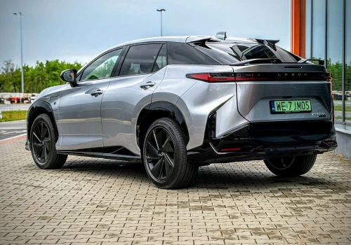 Lexus RZ (2026) na Torze Modlin. 408 KM i wolant, który wymaga nowej „mapy” w głowie