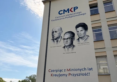 55 lat rewolucji w polskiej medycynie: Centrum Medyczne Kształcenia Podyplomowego szkoli 60 tys. lekarzy rocznie i odsłania mural swojej historii