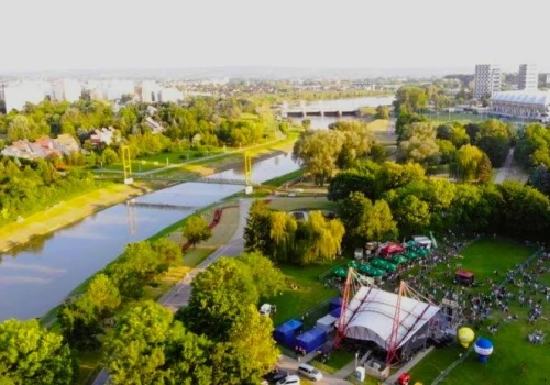 Wrocław pije kawę nad samą Odrą, Rzeszów mija Wisłok na rowerze. Czas to zmienić?