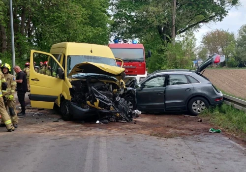 Bus zderzył się z audi. Jedna osoba nie żyje, ponad 20 rannych