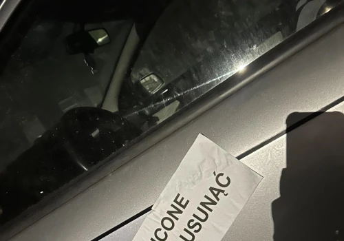 Praga Południe: okleił samochód karteczkami tylko dlatego, że stoi tam od kilku dni po kolizji. 
