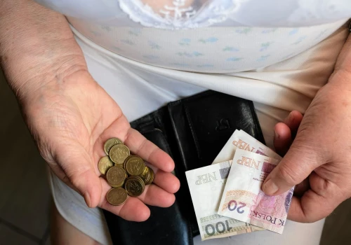 Skończyłeś 50 lat? Od czerwca dostaniesz więcej pieniędzy. Nawet 2140 zł miesięcznie