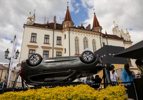 Volvo For Safety: 42 tysiące osób sprawdziło, jak to jest dachować. W tle premiera EX60