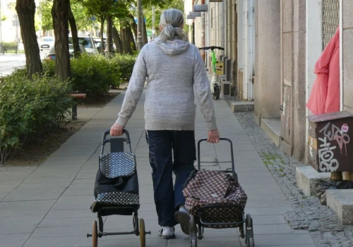 Polaków czeka praca aż do 68. roku życia? Eksperci mówią o niepokojącym trendzie