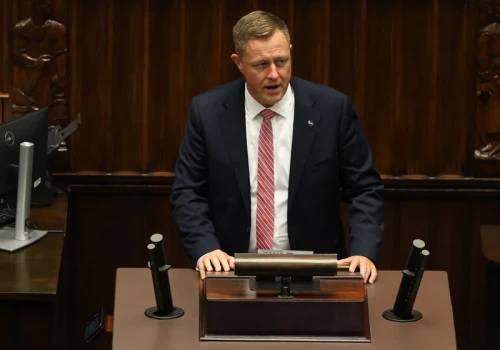 W programie na żywo uderzyła się w głowę. Poseł dusił się ze śmiechu