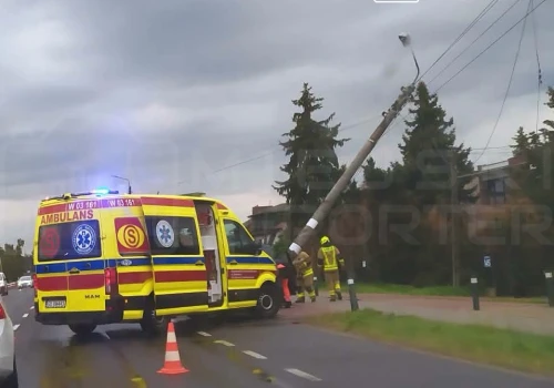 Kierujący Cuprą wjechał w betonowy słup. Dwie osoby trafiły do szpitala