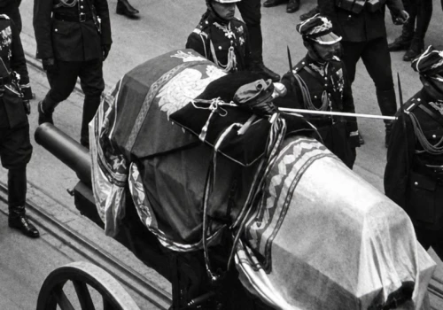 Film z pogrzebu Józefa Piłsudskiego wypłynął po 91 latach. 7 minut dowodem historii