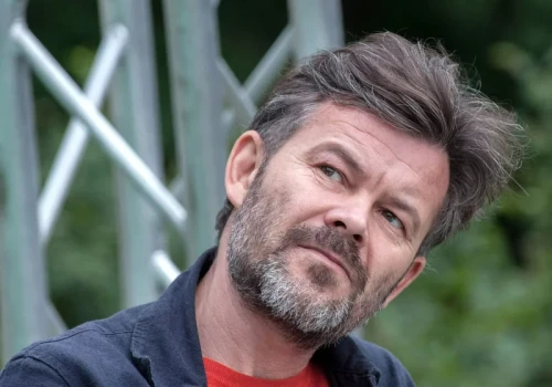 Kiedyś sam siebie nazwał „szmatą serialową”. Dziś kończy 58 lat i ma wszystko w nosie