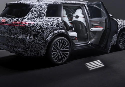 Audi Q9 nadjeżdża. Ma elektryczne drzwi i potężny, podświetlany szyberdach