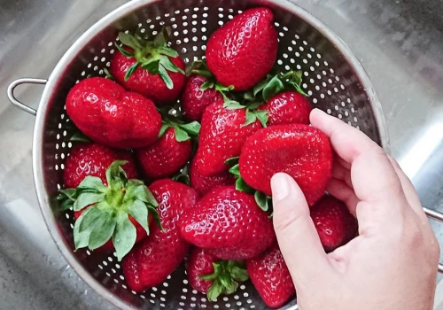Po takiej kąpieli truskawki będą czyste. Prosty sposób