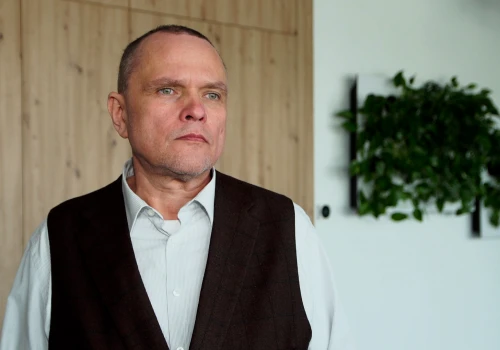 Automaty paczkowe w Polsce stają się dostępniejsze dla osób z niepełnosprawnościami. Pojawiają się również usprawnienia dla seniorów