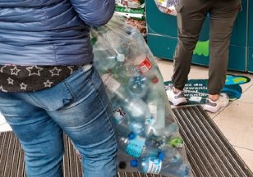 Zarabiają na systemie kaucyjnym. Sprzedaż wystrzeliła w górę