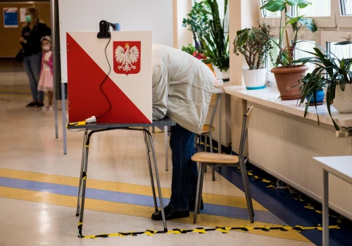 Ilu Polaków poszłoby na referendum Nawrockiego i jak by odpowiedzieli? Sondaż rzuca …