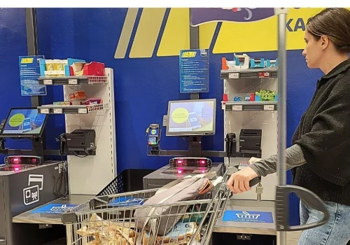 Już ponad 50 proc. klientów wybiera kasy samoobsługowe. Lidl wdraża kolejne ułatwienia