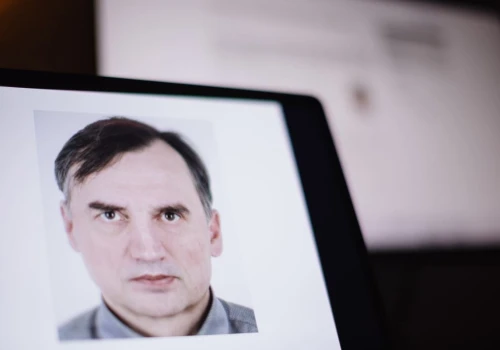 Wyjazd Ziobry do USA podzielił PiS. 