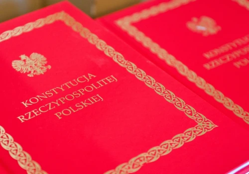 Polacy zabrali głos ws. zmiany konstytucji. W sondażu zadano dwa pytania