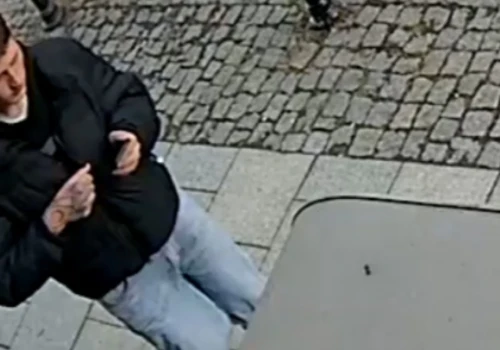 Za pomocą kodów wypłacił pieniądze z bankomatu w centrum Katowic. Policja szuka mężczyzny ze zdjęcia