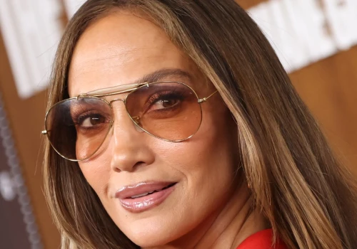 J.Lo. zachwyca w prostej sukience. Ten fason świetnie modeluje sylwetkę