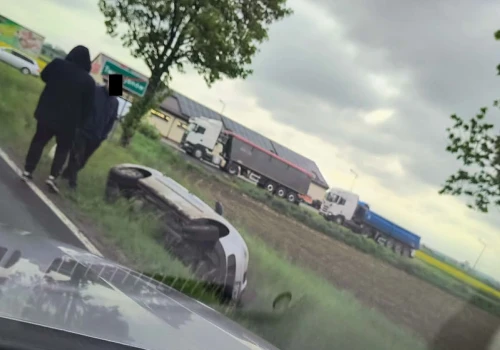 Wymusił pierwszeństwo, auto wpadło do rowu