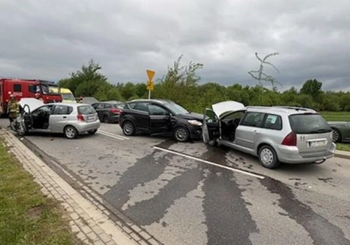 Poranne wypadki w Rzeszowie. Dwie osoby ranne, poważne utrudnienia w ruchu