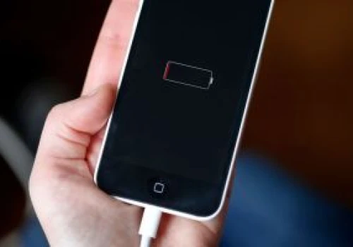 Ładować telefon do 80 czy 100 proc.? Ekspert tłumaczy