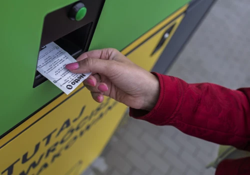 Koniec z noszeniem butelek. Kurier odbierze je od ciebie z domu