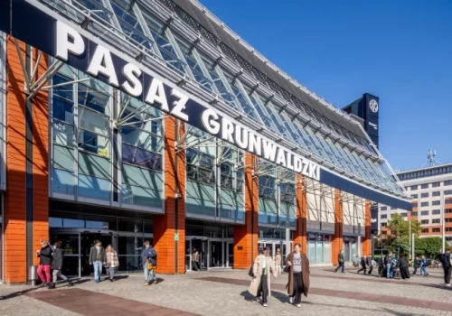 Klienci w galeriach handlowych polują na okazje i wpadają do Żabki