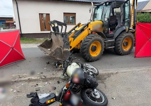 Motocyklista wjechał w koparko-ładowarkę