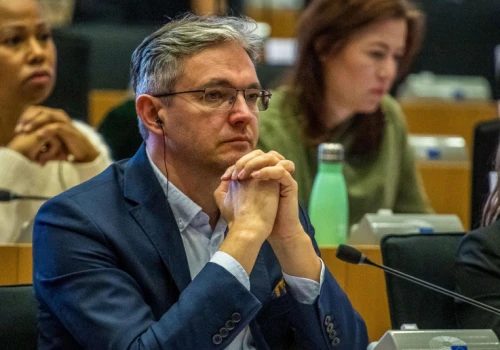 Jasny przekaz polityczny: kupuj europejskie. UE zmienia zasady gry dla leków krytycznych