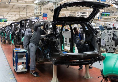 Technik samochodowy kończy szkołę bez jednej godziny o wysokim napięciu