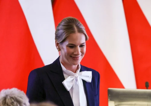 Elegancka, ale przesadzona? Stylizacja Marty Nawrockiej wzbudza emocje
