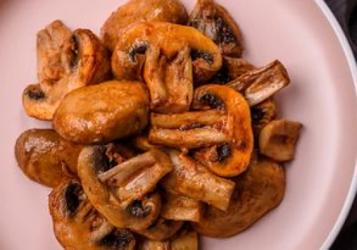 To absolutna podstawa przy smażeniu pieczarek. Dodaj, a doskonale wydobędziesz pełnię smaku z grzybów