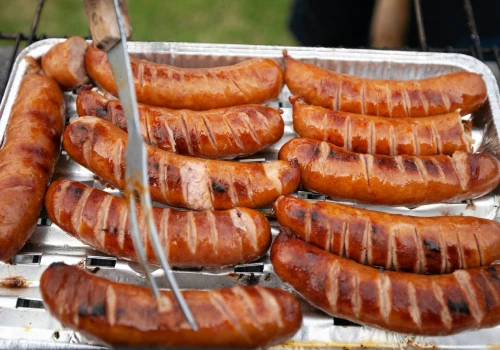 Polacy rezygnują z grilla? Coraz częściej liczą każdą kiełbaskę