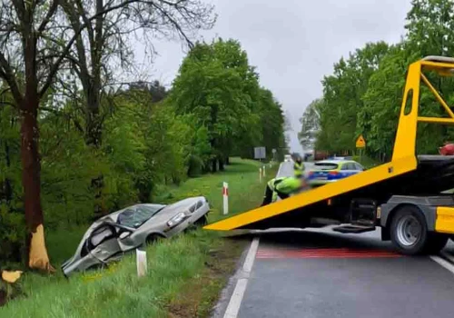 Sulęcin. Kierujący Volvo roztrzaskał się od drzewo. Nic mu się nie stało, był pijany
