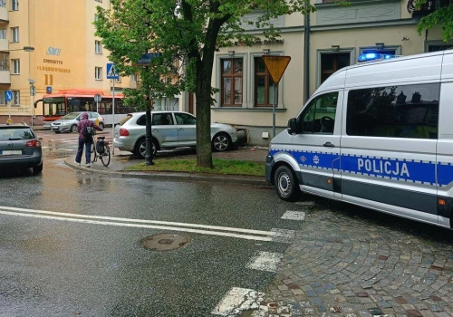 3 promile i zakaz prowadzenia. Kierowca Porsche wbił się w ścianę budynku