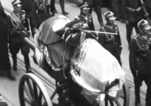 Obejrzyj nieznany film z pogrzebu marszałka Piłsudskiego