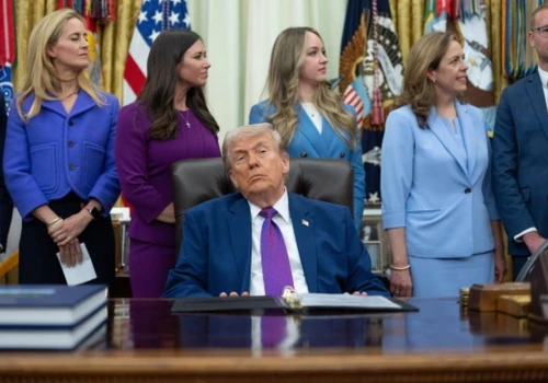 Spał czy mrugał? Nagrania z Donaldem Trumpem obiegły internet