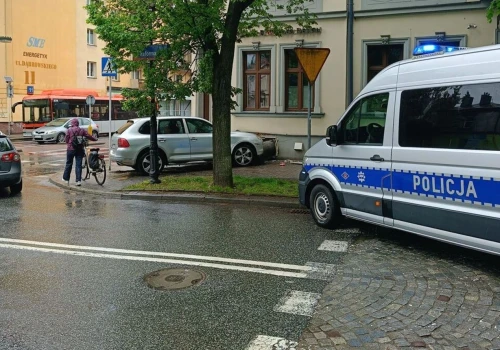 Pijany kierowca Porsche wjechał w ścianę budynku. Miał ponad 3 promile i zakaz prowadzenia