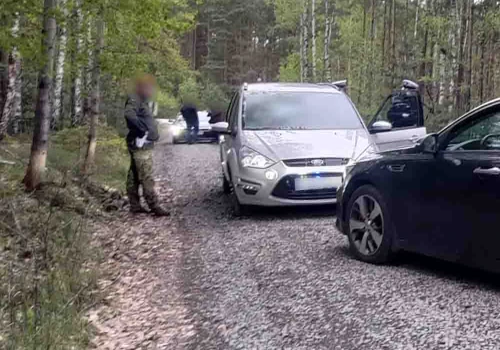Uciekał z pasażerami nielegalną taxi. Wjechał na poligon. Grozi mu 22 tys. grzywny