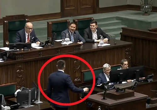 NOKAUT! Kowalski wparował na mównicę, Czarzasty tylko na to czekał. „Nie? A co się stało?”