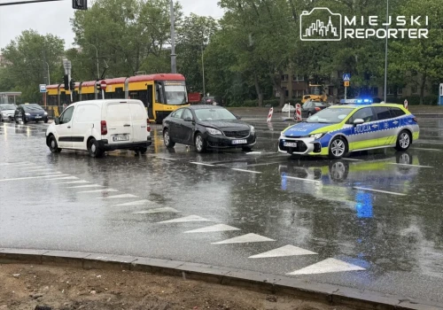 Zderzenie w Alei Krakowskiej. Kierowca Opla trafił do szpitala