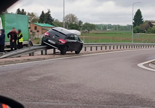 Na węźle nad S19 wjechała Citroenem na bariery. Kobiecie nic się nie stało