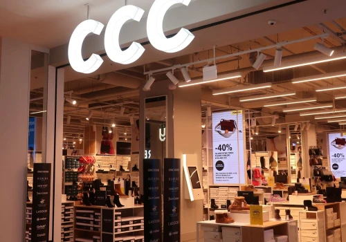 CCC i Birkenstock wyprzedają klapki dla kobiet, które nie chcą otarć - już od 79 zł