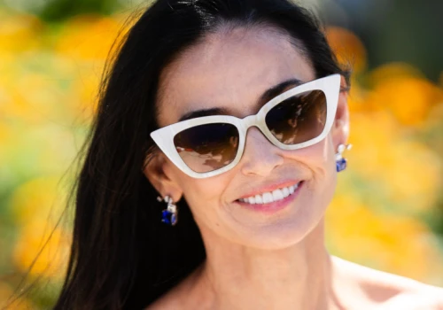 63-letnia Demi Moore odważnie odsłania ramiona i prezentuje w Cannes najmodniejszy trend na lato 2026