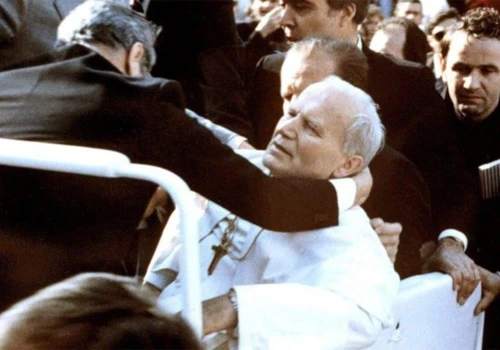 Polacy złożą kwiaty na Placu św. Piotra w 45. rocznicę zamachu na Jana Pawła II