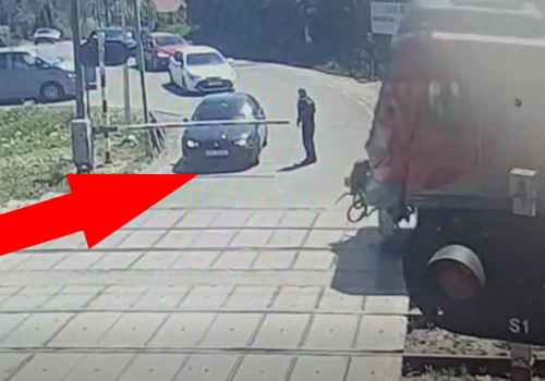 Chwile grozy na przejeździe kolejowym