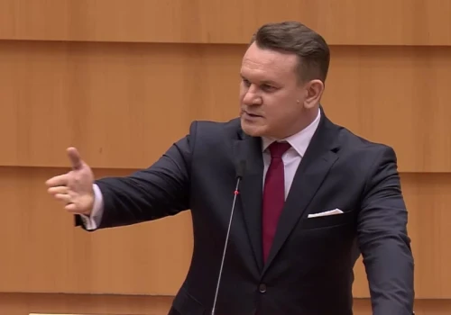 Tarczyński niewpuszczony do Wielkiej Brytanii. Chce pozwać premiera